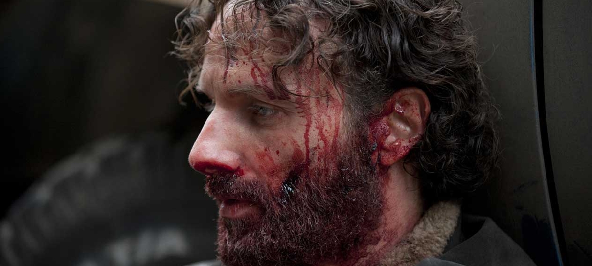 Rick surge ensanguentado em foto de série derivada de The Walking Dead