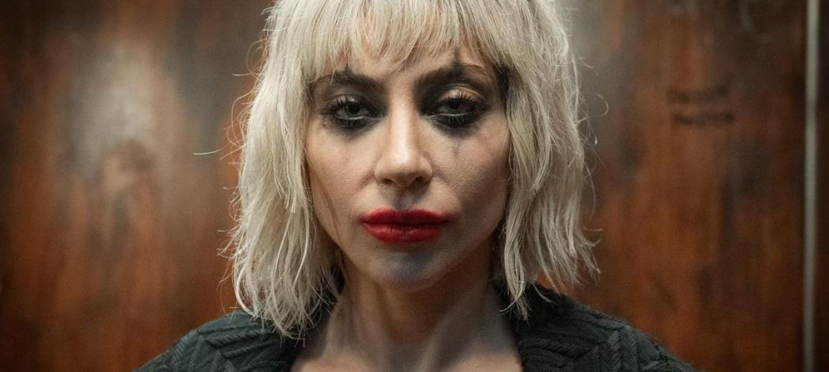Lady Gaga beija mulher revoltada em vídeo do set de Coringa 2