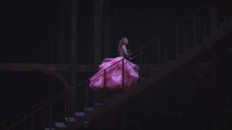 Ariana Grande aparece como Glinda em imagens do filme de Wicked
