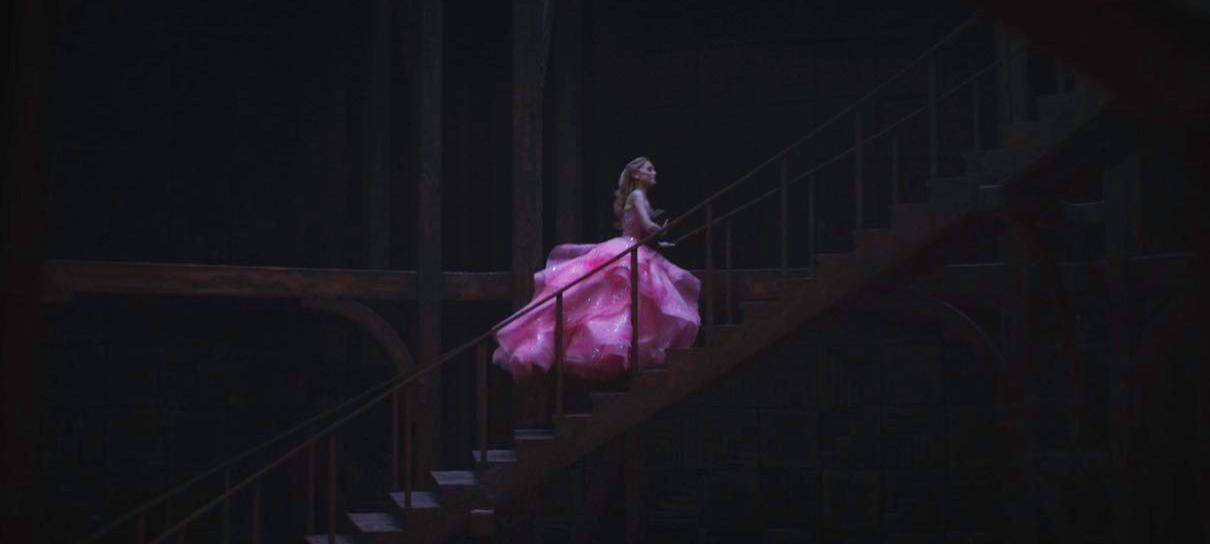Ariana Grande aparece como Glinda em imagens do filme de Wicked