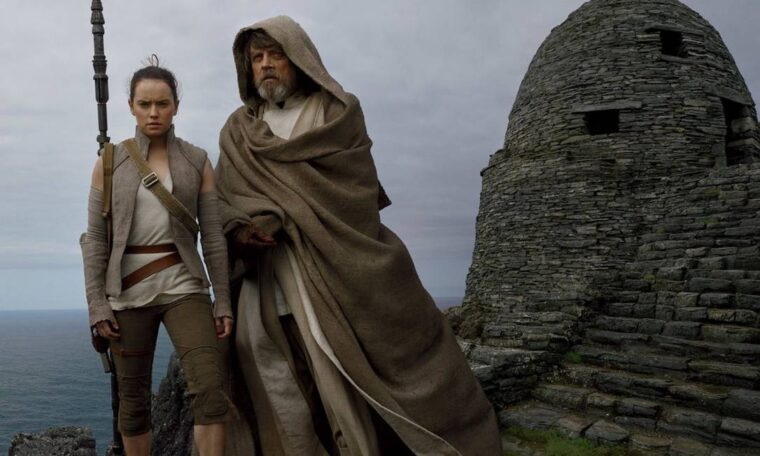 Rey e Luke Skywalker em foto de Star Wars: Os Últimos Jedi (LucasFilm/Divulgação)