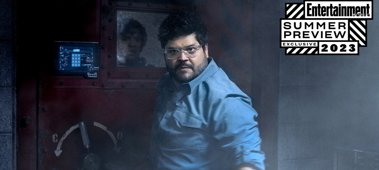 Fotos de Besouro Azul revelam personagem de Harvey Guillén