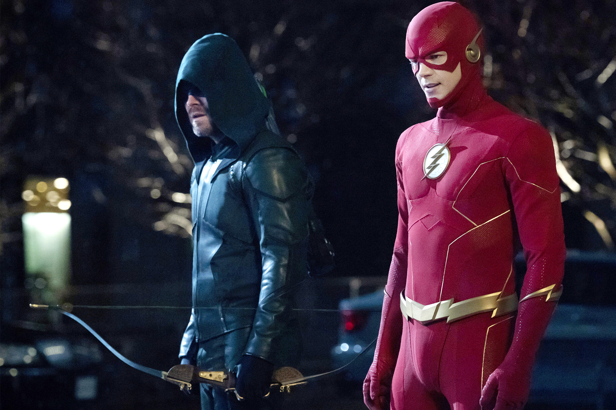 The Flash -- “It's My Party And I'll Die If I Want To” -- Image Number: FLA909b_0265r -- Pictured (L - R): Stephen Amell as Green Arrow and Grant Gustin as The Flash -- Photo: Katie Yu/The CW -- © 2023 The CW Network, LLC. All Rights Reserved.