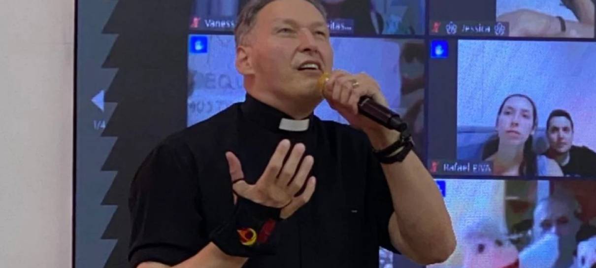 Padre Marcelo Rossi fortalece meme com camisa do treino abençoado