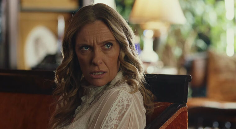 Toni Collette como Joni em Entre Facas e Segredos (Lionsgate/Reprodução)