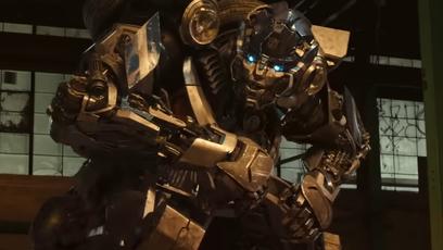 Anthony Ramos e Mirage fogem da polícia em cena do novo Transformers