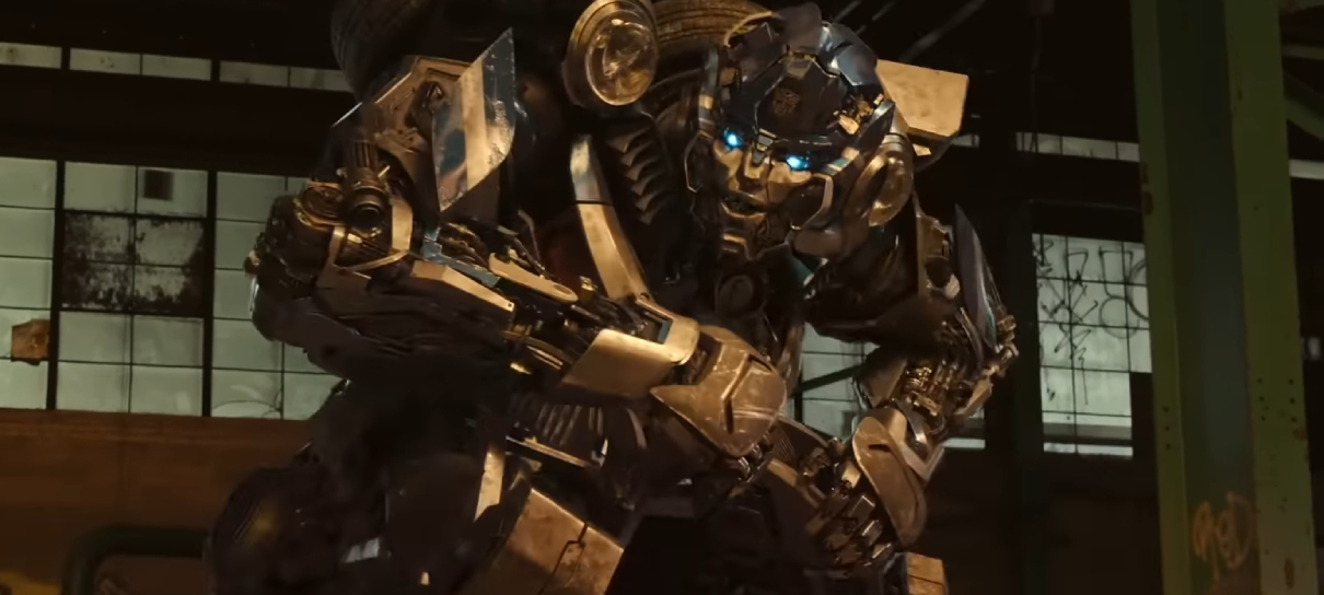 Anthony Ramos e Mirage fogem da polícia em cena do novo Transformers