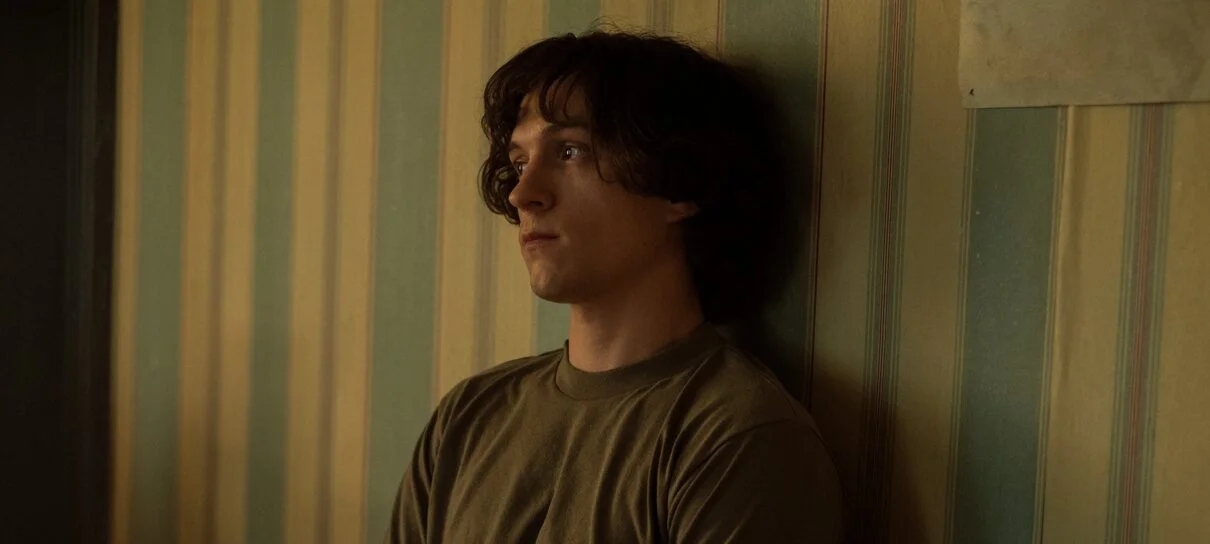 Tom Holland é destaque em trailer de Entre Estranhos, série da Apple