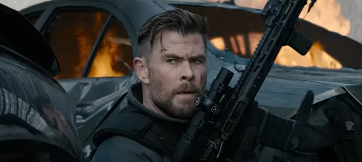 Chris Hemsworth esbanja energia no Brasil ao divulgar 'O Resgate 2