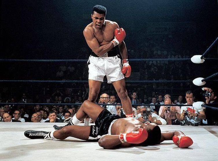 Icônica foto de Muhammad Ali inspirou pôster no quarto de Miles Morales (Sony/Reprodução)