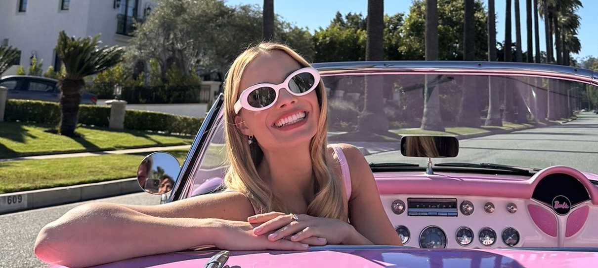Margot Robbie desfila com carro da Barbie para divulgar live-action