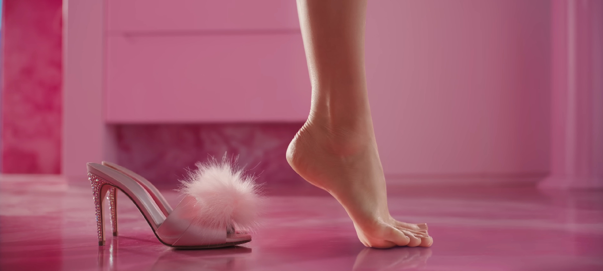 Margot Robbie revela bastidores da “cena dos pés” de Barbie