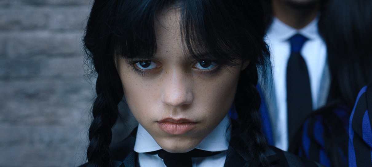 Jenna Ortega, de Wandinha, chora ao falar da pressão das redes sociais