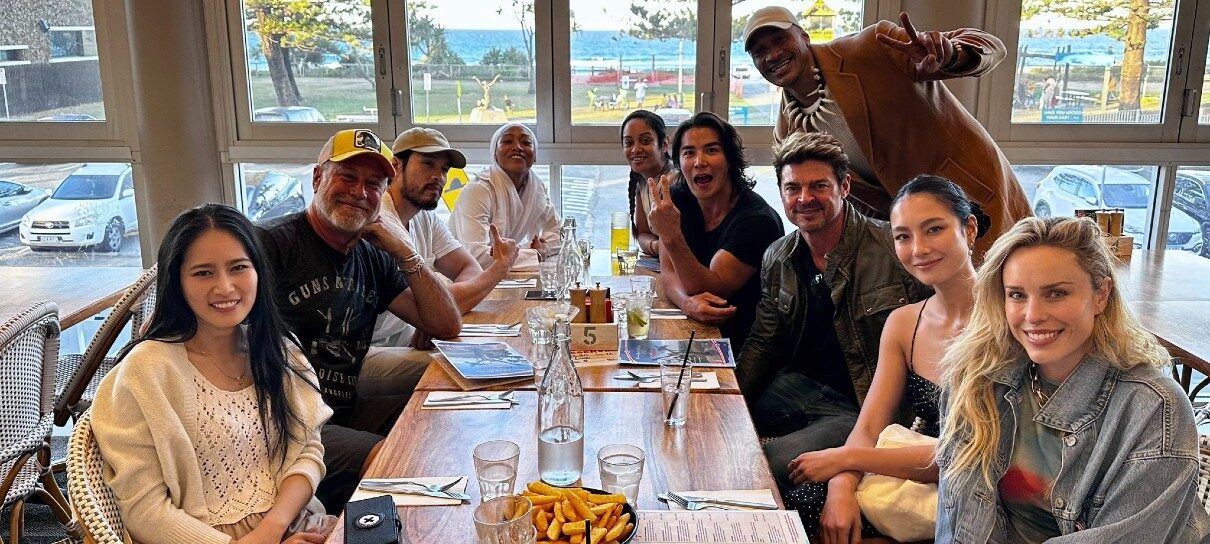 Produtor de Mortal Kombat 2 reúne Karl Urban e elenco em nova foto