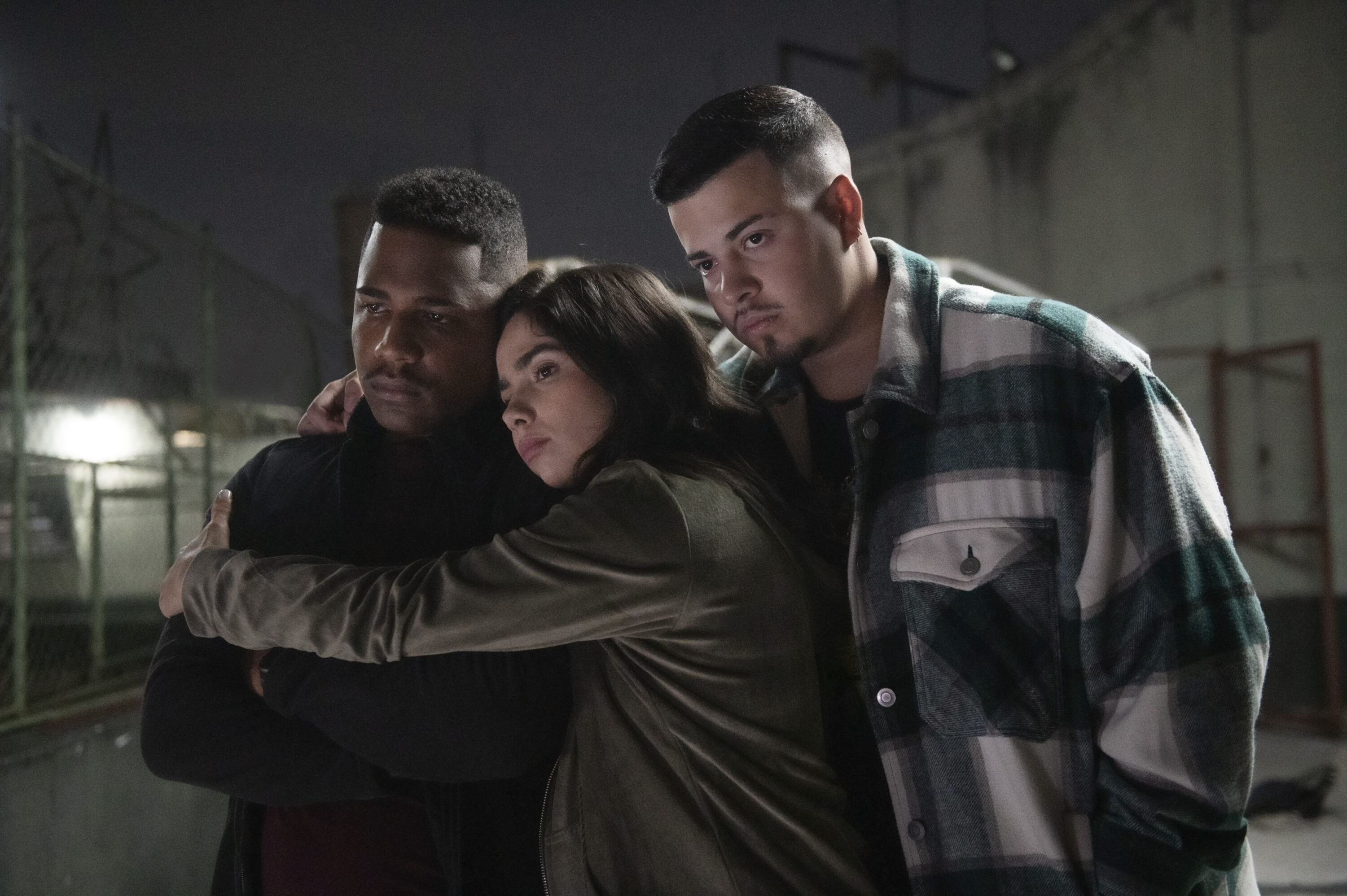 SINTONIA. (L to R) CHRISTIAN MALHEIROS as NANDO, BRUNA MASCARENHAS as RITA, JOTTAPE as MC DONI in SINTONIA Season 4. Cr. Helena Yoshioka/Courtesy of Netflix © 2023