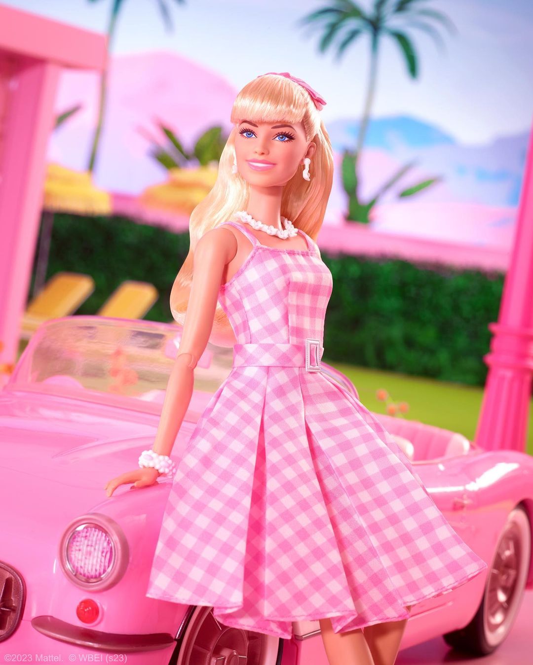 Vende 1 trailer e 1 guarda roupa da barbie com a boneca barbie