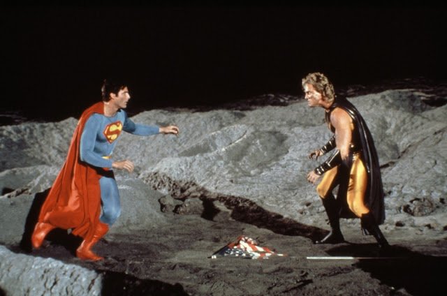 Superman luta contra o Homem-Nuclear em cena de Superman IV: Em Busca da Paz (Warner Bros/Reprodução)