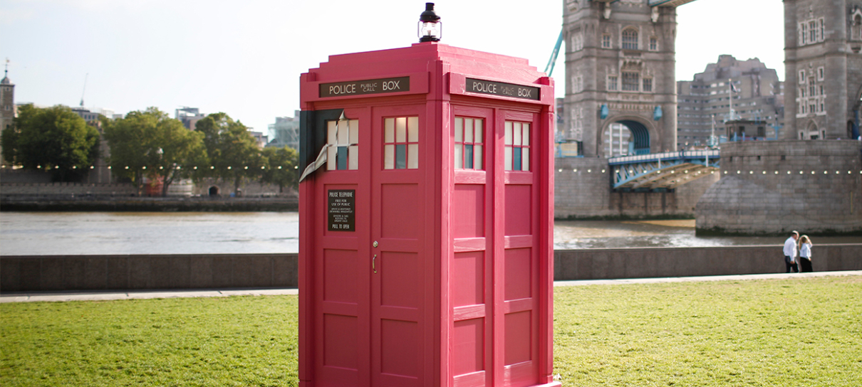Doctor Who deixa TARDIS rosa em homenagem a Barbie