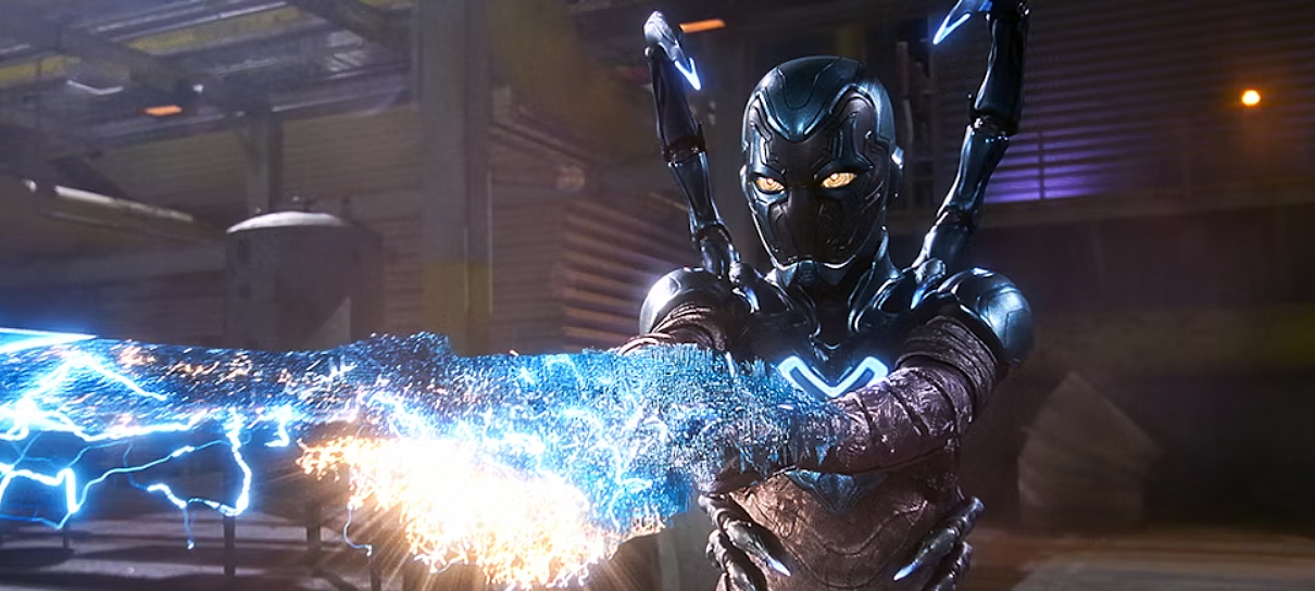 Besouro Azul saca a espada em foto inédita