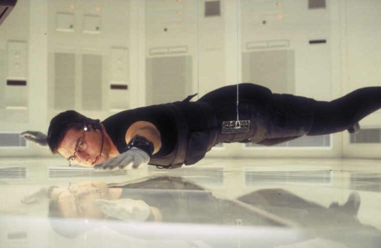 Tom Cruise pendurado na icônica cena de Missão: Impossível (Paramount/Divulgação)