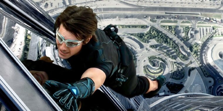 Tom Cruise escalando o prédio Burj Khalifa em Missão: Impossível - Protocolo Fantasma (Paramount/Reprodução)