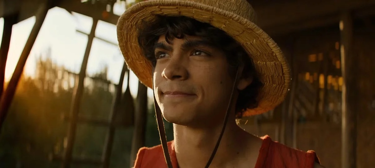 Carol Valença passa o chapéu de palha para Vyni Takahashi em vídeo de One Piece