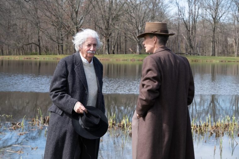 Albert Einstein e J.R. Oppenheimer no filme Oppenheimer (Universal/Reprodução)