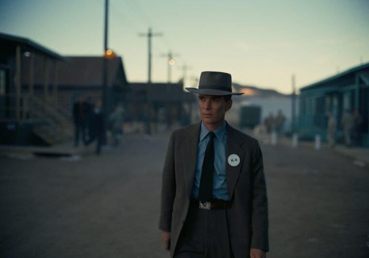 Cillian Murphy caracterizado como Oppenheimer durante o Projeto Manhattan (Universal/Reprodução)