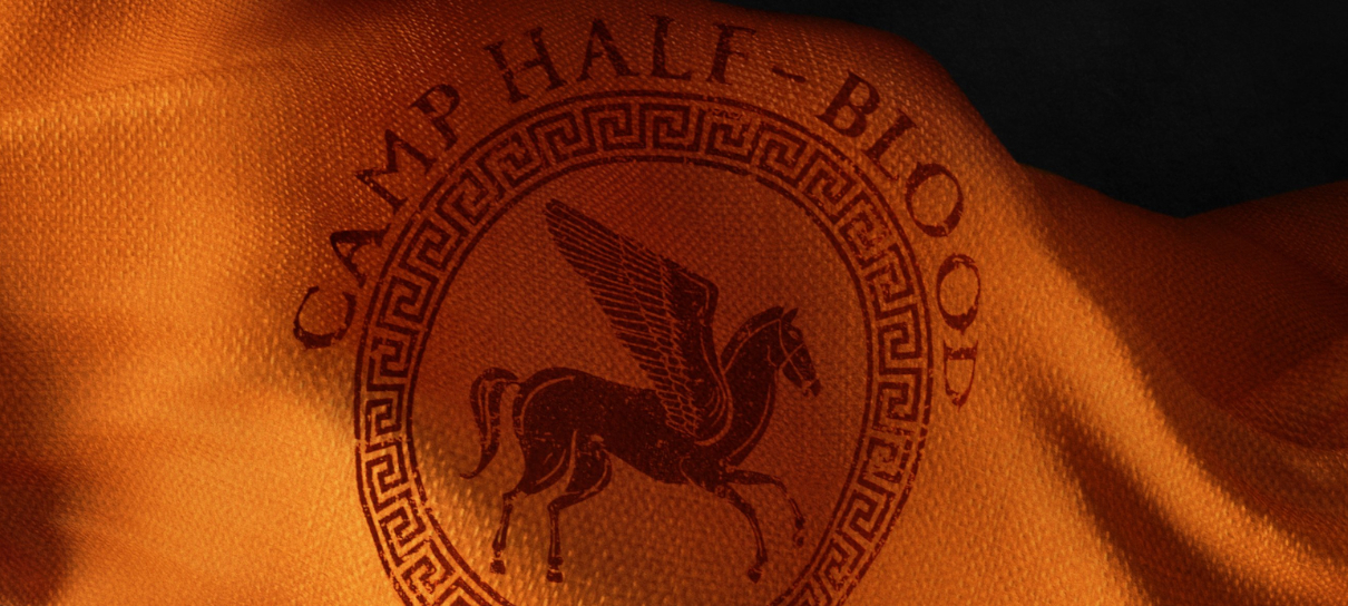 Série de Percy Jackson ganha pôster com bandeira do Acampamento Meio-Sangue