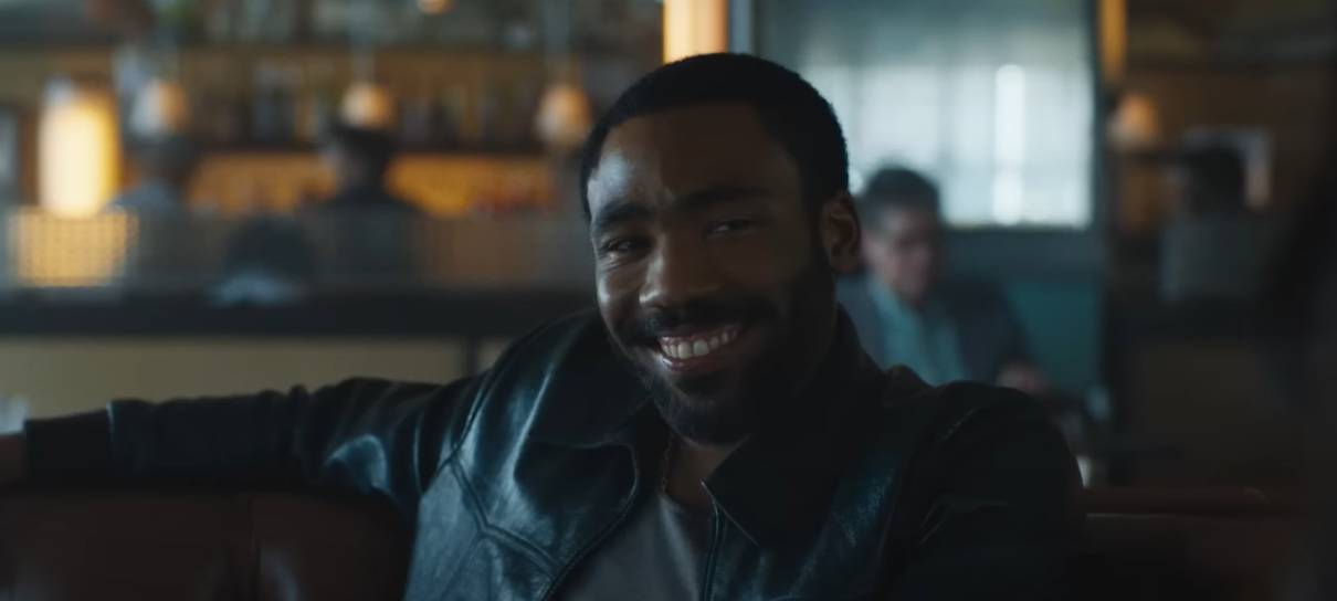 Donald Glover aparece em primeiras imagens da série de Sr. & Sra. Smith