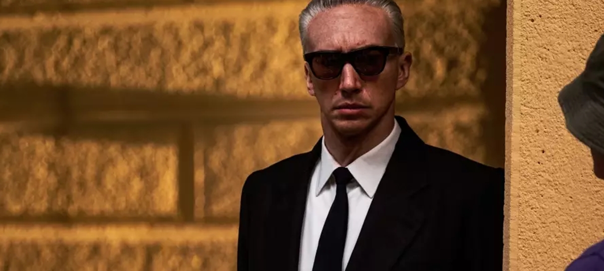 Adam Driver aparece quase irreconhecível em foto de cinebiografia Ferrari