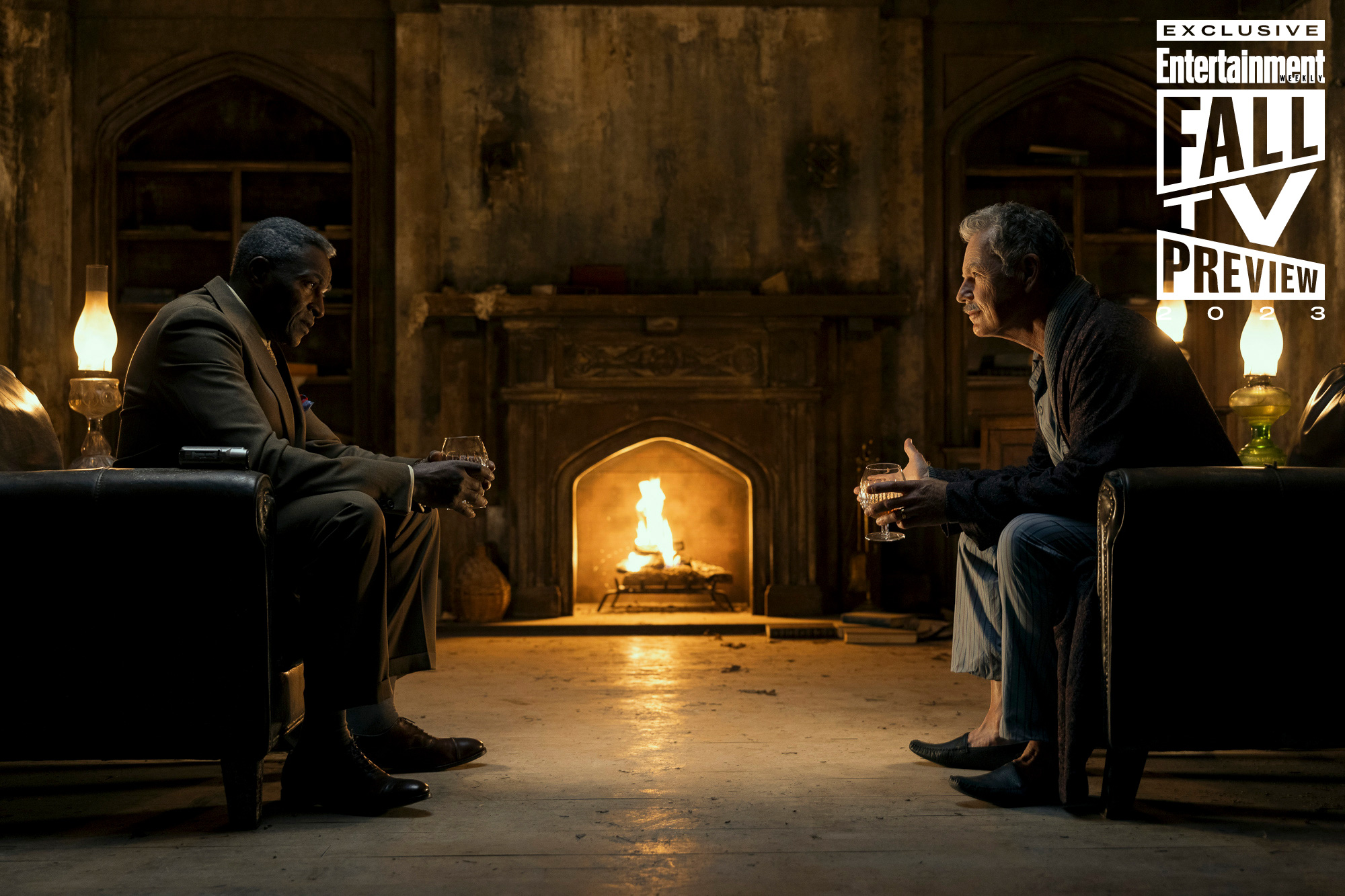 The Fall of the House of Usher. (L to R) Carl Lumbly as C. Auguste Dupin, Bruce Greenwood as Roderick Usher in episode 101 of The Fall of the House of Usher. Cr. Eike Schroter/Netflix © 2023