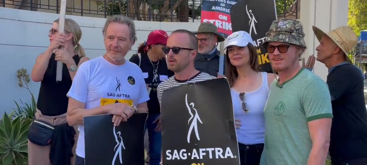 Elenco de Breaking Bad se reencontra em greve: “precisamos ganhar essa”