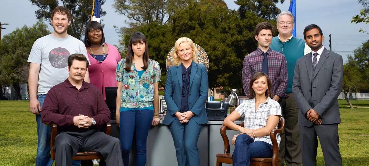 Elenco de Parks and Recreation se reúne durante greve em Hollywood