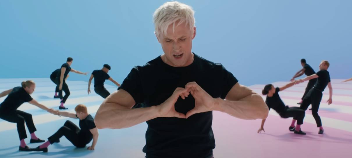 Ryan Gosling presenteia diretora de Barbie com flash mob de Kens