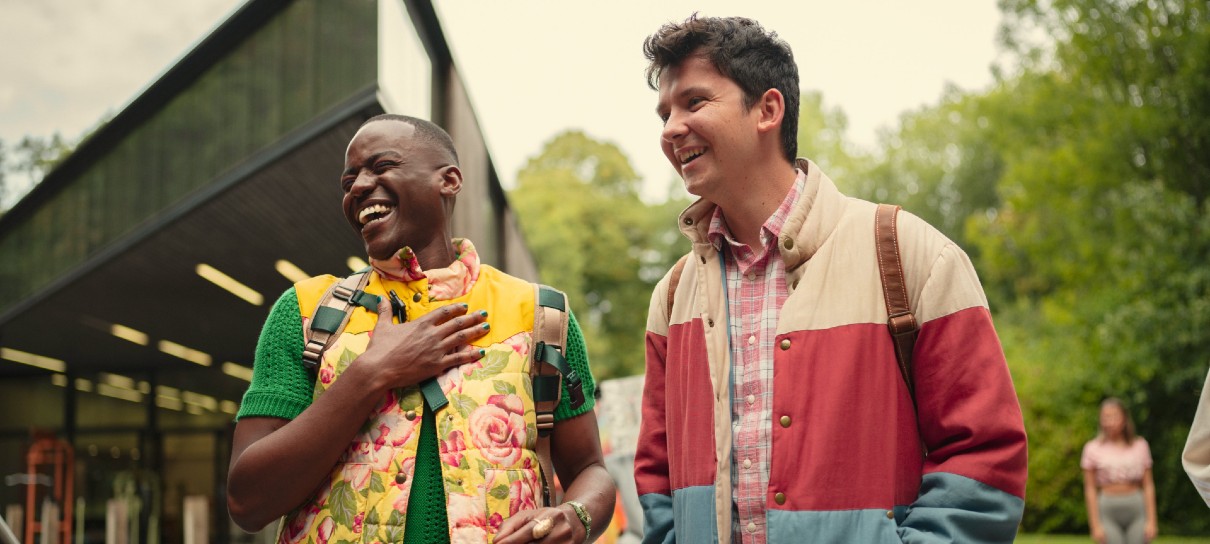 Otis e amigos aparecem em fotos da temporada final de Sex Education