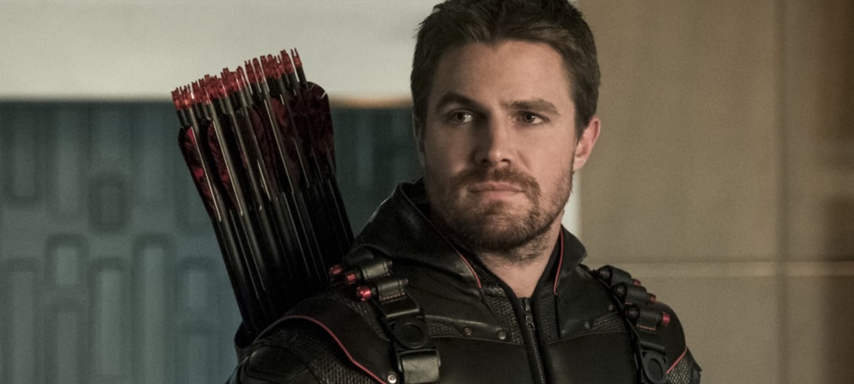Após críticas à greve, Stephen Amell aparece em protesto de atores