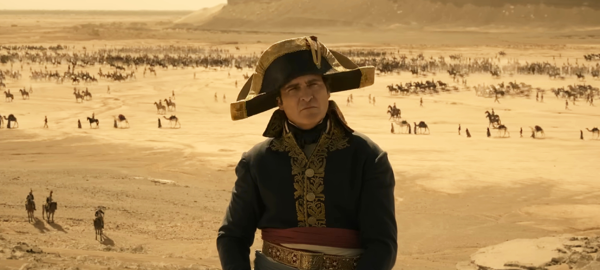 Joaquin Phoenix contempla objetivos em imagens inéditas de Napoleão