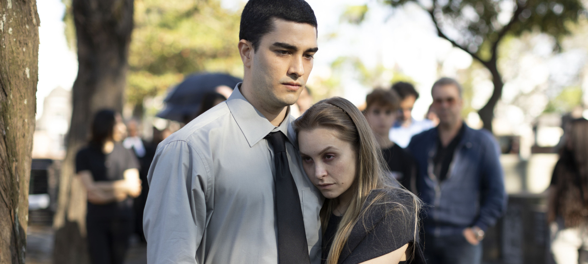 Filme A Menina que Matou os Pais - A Confissão ganha novas fotos