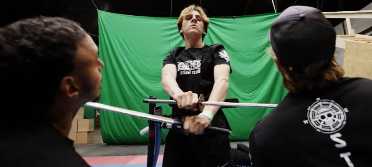 Ator de Cobra Kai banca o Zoro em visita ao set de One Piece