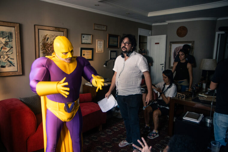 Foto de Caco Ciocler e Tomás Portella nos bastidores de Overman (Créditos: Pedro Macedo Yuzú)