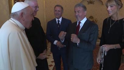 Encontro entre Papa Francisco e Sylvester Stallone rende "lutinha" zoeira