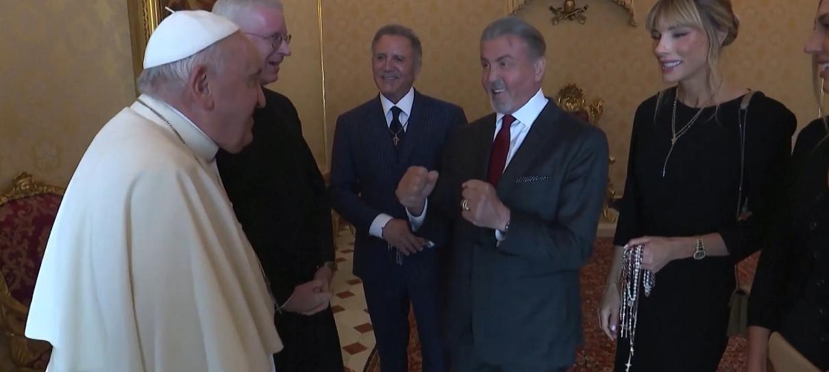 Encontro entre Papa Francisco e Sylvester Stallone rende "lutinha" zoeira