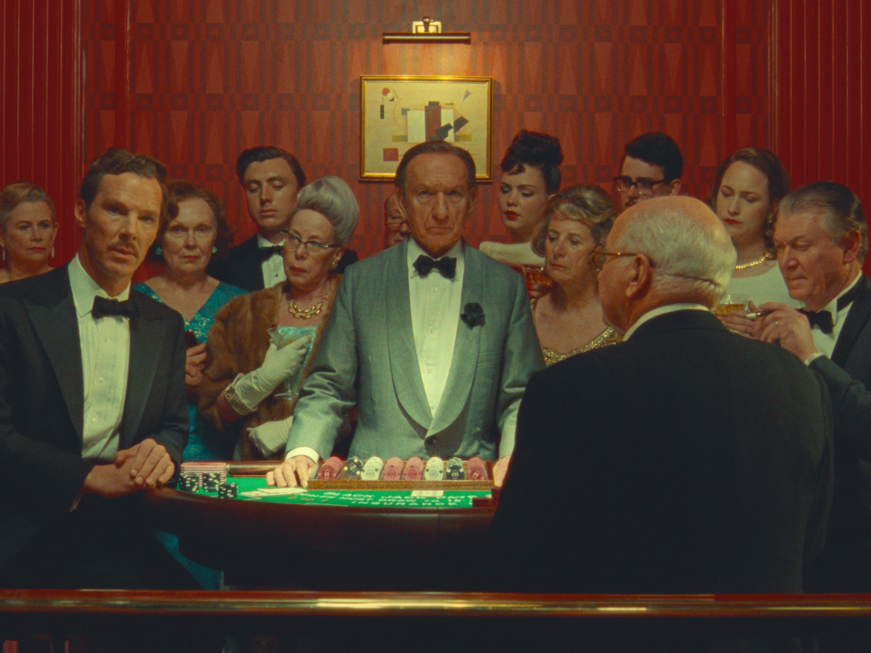 The Wonderful Story of Henry Sugar. (Featured L-R) Benedict Cumberbatch as Henry Sugar and Sir Ben Kingsley as the croupier in The Wonderful Story of Henry Sugar. Cr. Netflix ©2023