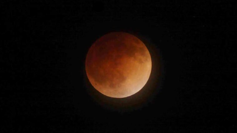 Eclipse lunar parcial será observável em parte do Brasil neste sábado (28)