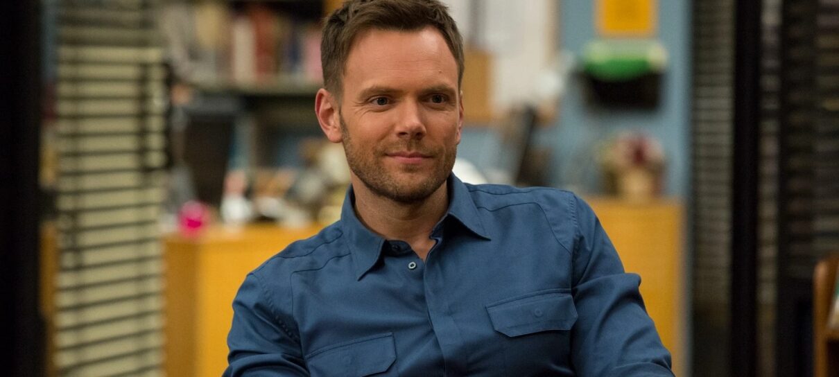 Joel McHale responde comentários de Chevy Chase sobre Community