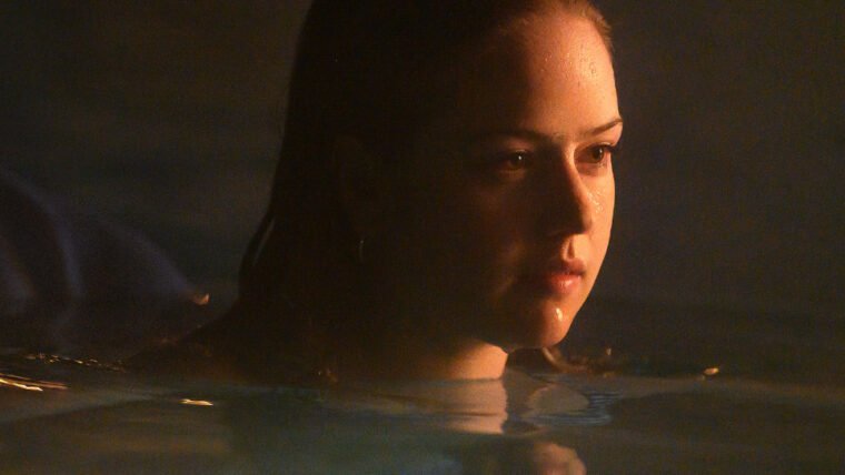Família encontra piscina assombrada no trailer de Mergulho Noturno