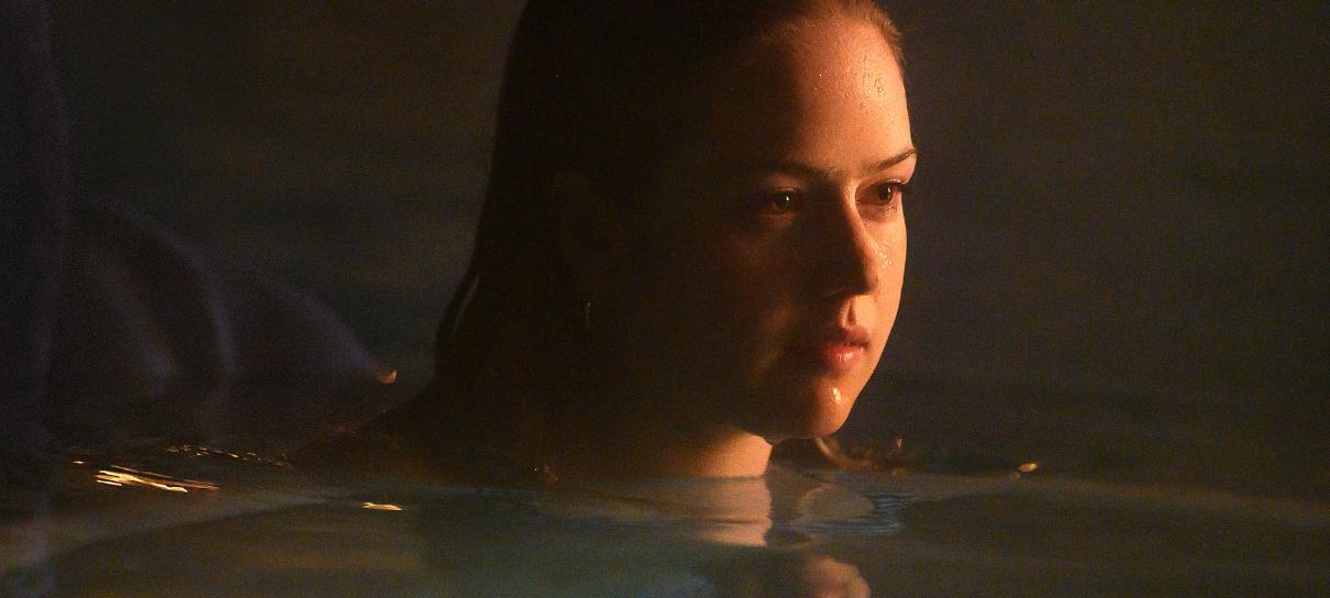Família encontra piscina assombrada no trailer de Mergulho Noturno