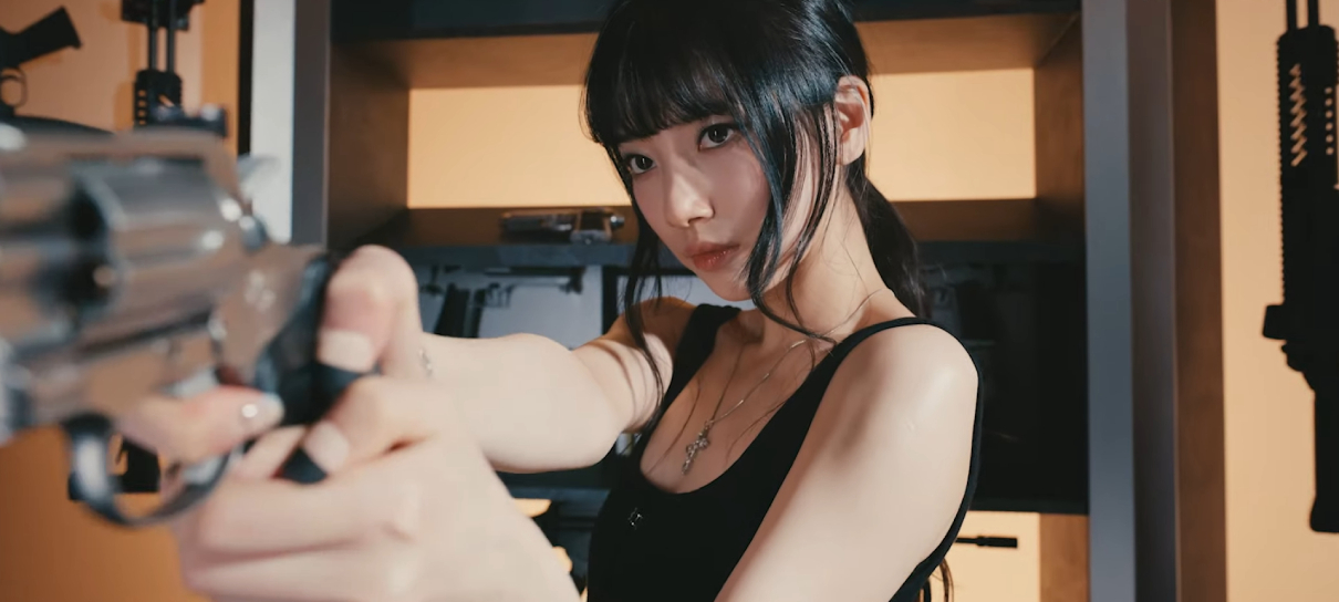 Suzy está bem armada em novo videoclipe para trilha sonora de Doona!