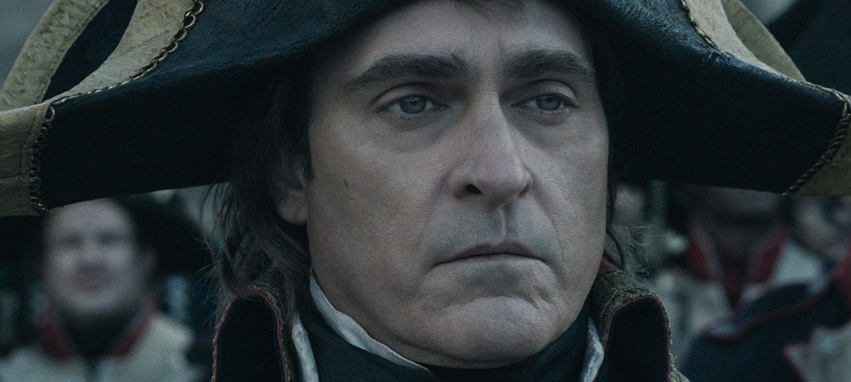 Napoleão lida com manifestantes pró-monarquia em novas imagens do filme